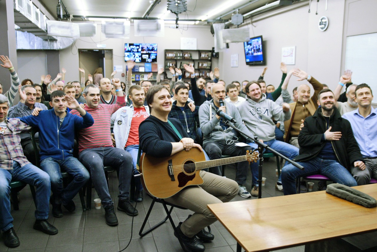 Центр изучения каббалы в Москве, друзья поют вместе песни
