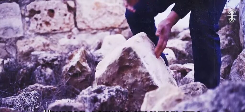 стоп-кадр камень